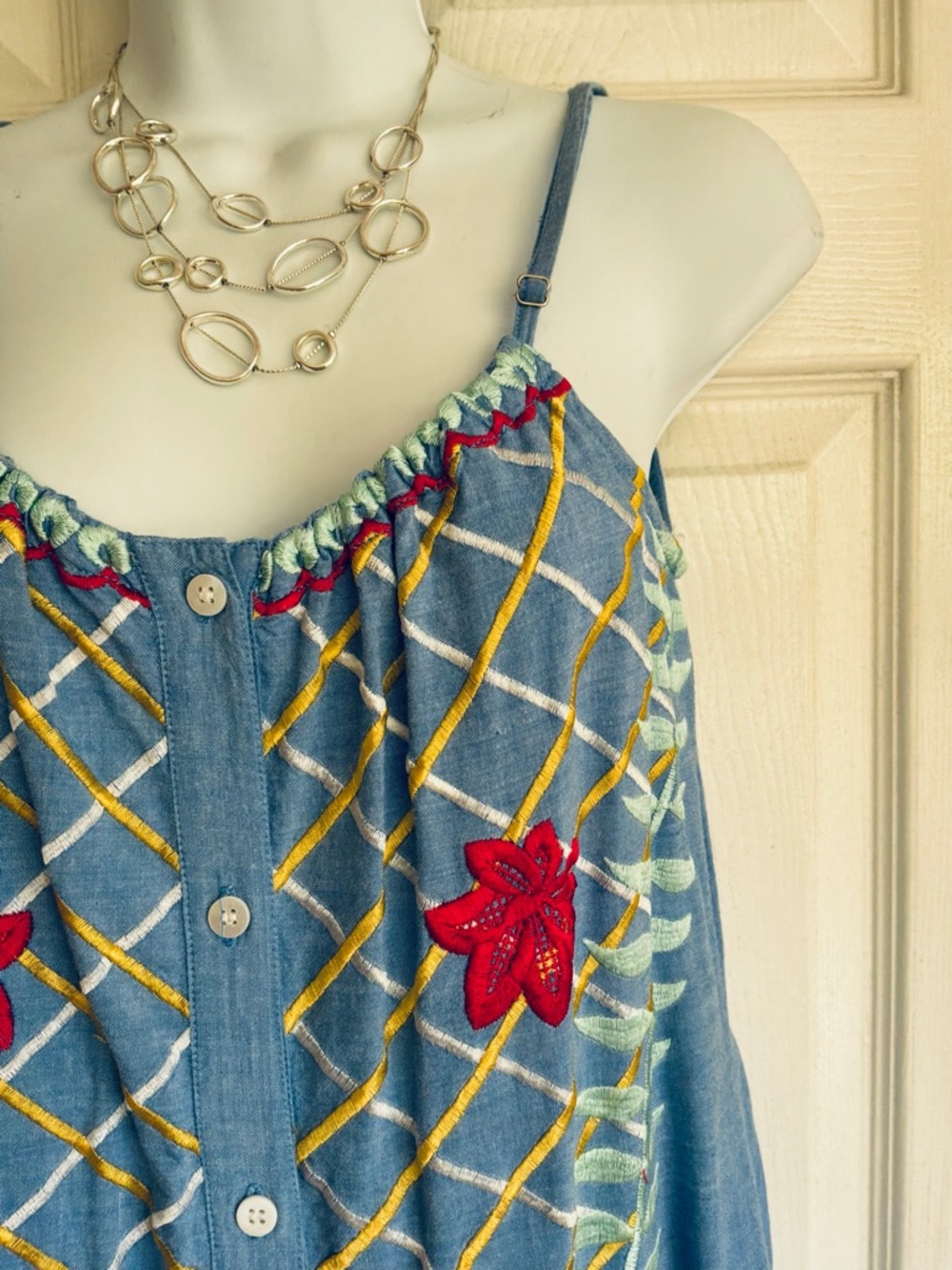Embroidered Button-Front dress - Picture 6 of 12